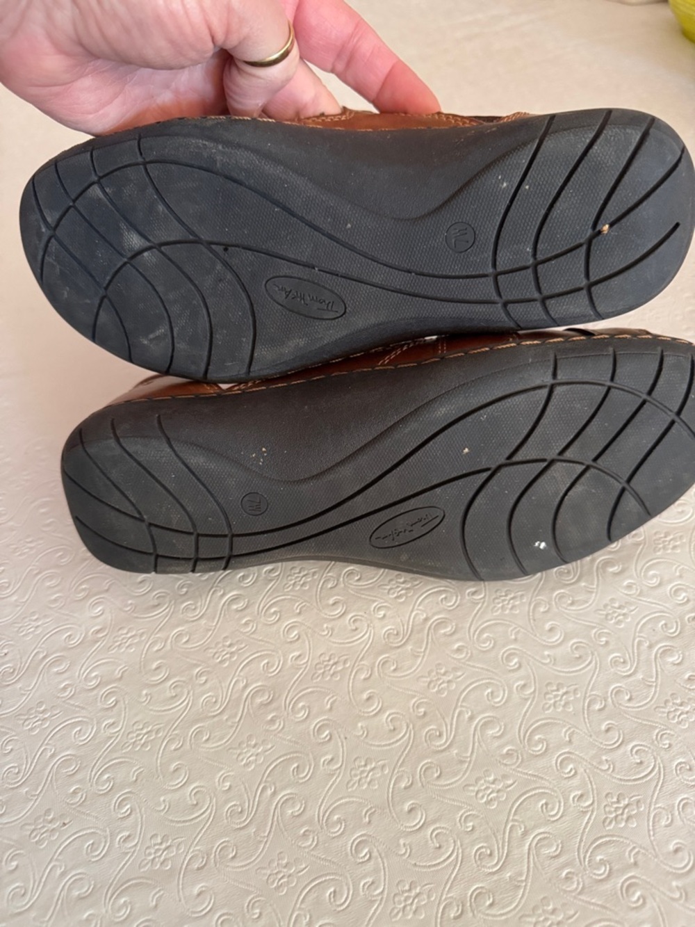 Thom McAn Women's Brown Leather Cross-Strap flats - Picture 6 of 6